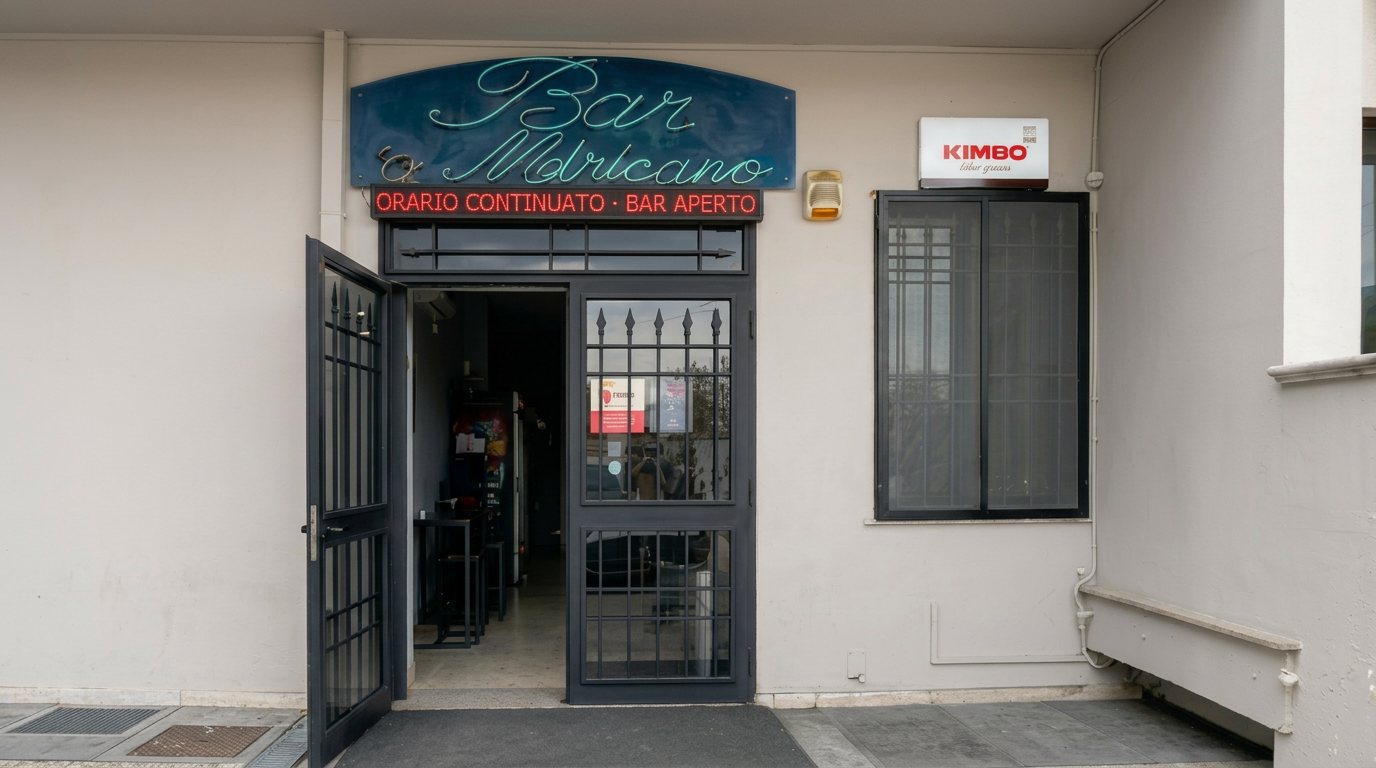 Insegna del Bar O' Mericano all'imbrunire con il Vesuvio sullo sfondo